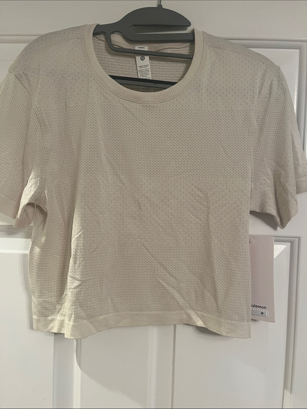 Size 4 NWT lululemon athletica Cream Perforated Short Sleeve Crop Tee